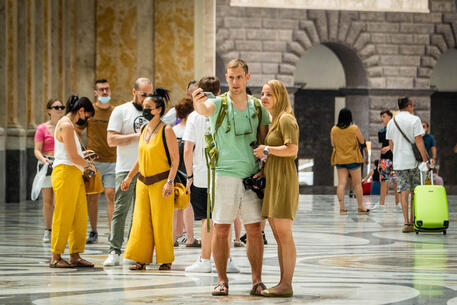 25 aprile: folla turisti a Napoli, in fila davanti ai musei