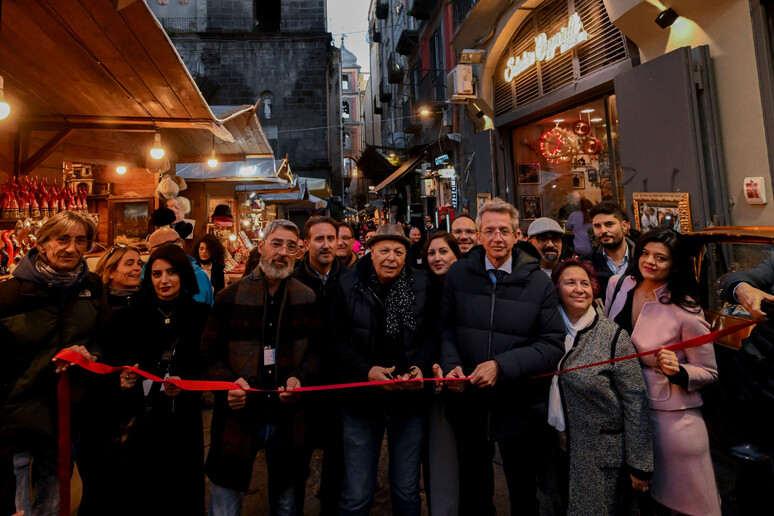 Napoli – La magia del Natale a S.Gregorio Armeno, ecco la fiera del presepe